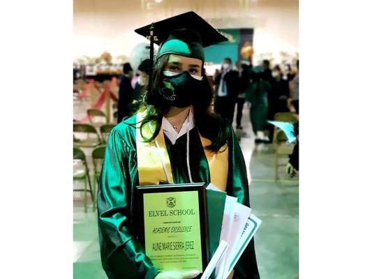 Aline Sierra, graduada con excelencia académica