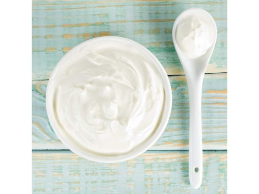 Lava el rostro y exfolia vigorosamente, especialmente donde se presentan puntos negros. Retira el exfoliante con agua tibia y seca bien. Mientras, licúa dos cucharadas de yogurt natural, hojas de perejil y medio pepino hasta obtener una pasta homogénea. Aplica sobre el rostro por 15 minutos. Retira con agua tibia, seca y aplica tu hidratante normal.