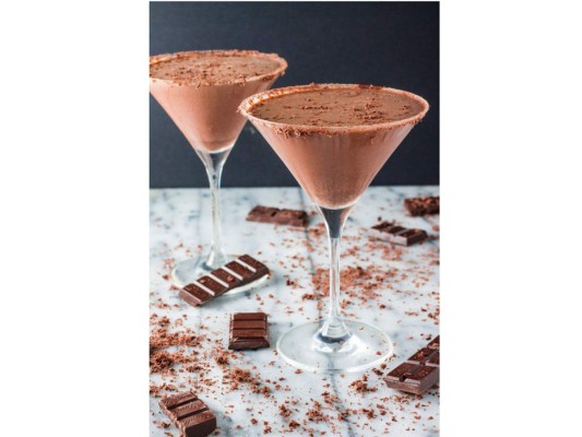 Dos brillantes mujeres tuvieron la idea de agregarle chocolate al Martini y de esta manera se creó uno de los cocteles mas maravillosos del mundo, licor y sirope de chocolate a un Vodka Martini: 2 oz. Vodka, 0.5 oz. licor de cacao, 1 barra de chocolate, sirope de chocolate<br/>