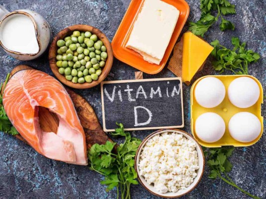 Vitamina D: Son pocos los alimentos que contienen esta vitamina, pero se puede obtener de forma natural a través del sol. Esta ayuda a activar las células inmunitarias. No consumir vitamina D puede provocar que los huesos de nuestro cuerpo se formen débiles, frágiles y delgados.