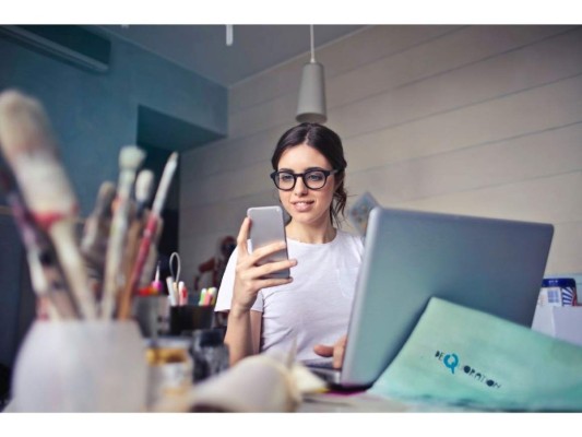 Come sin distracciones: Evita comer mientras realizas actividades que puedan distraerte. Es importante que te tomes tu tiempo al comer, lo más aconsejable es tomarse aproximadamente 30 minutos pues de esa forma la sensación de saciedad se registrará en tu cerebro.