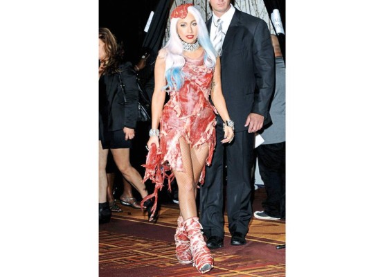 Uno de los más excéntricos y locos trajes de toda su trayectoria es sin duda el diseño de carne que usó para los Video Music Awards de 2010.