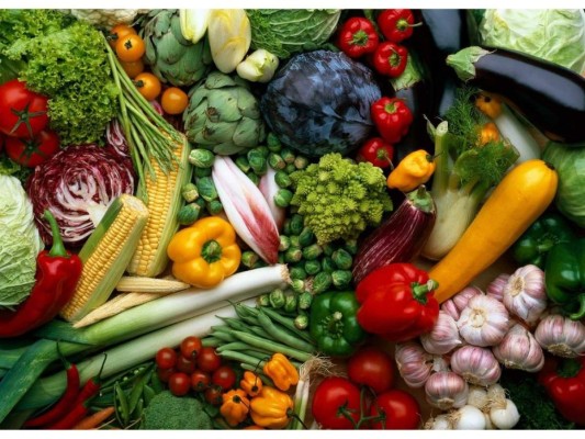 Mantén presentes las verduras y hortalizas: Estos alimentos te permitirán saciarte lo suficiente gracias a sus grandes volúmenes y pocas calorías debido a su contenido en fibra.