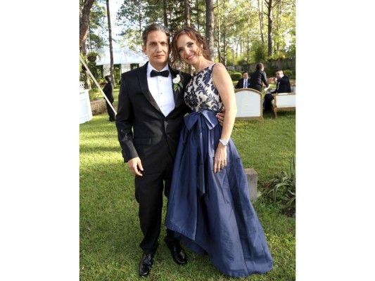 José Jarquín y Julissa Ustariz celebran fiesta nupcial