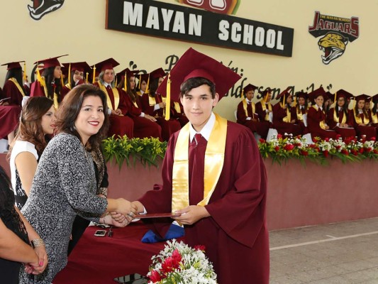 Entrega de títulos de Mayan School I parte
