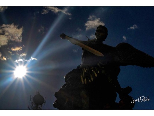La capital hondureña fue fundada el 29 de septiembre de 1578 bajo el nombre de Real de Minas de San Miguel de Tegucigalpa. Su santo patrono es San Miguel Arcángel, Príncipe de los Cielos que es representado en una hermosa escultura dispuesta frente a la iglesia Los Dolores en el Centro Histórico
