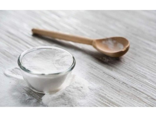 Bicarbonato de sodio<br/>Este polvo tiene una infinidad de usos, en esta ocasión hay que mezclarlo con agua hasta crear una pasta y dejarlo actuar por 10 minutos.<br/>