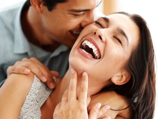 La risa es un excelente ejercicio aeróbico que ventila los pulmones y oxigena el cuerpo. Además, después de una buena carcajada encontráremos el pulso cardíaco más regular y acompasado.