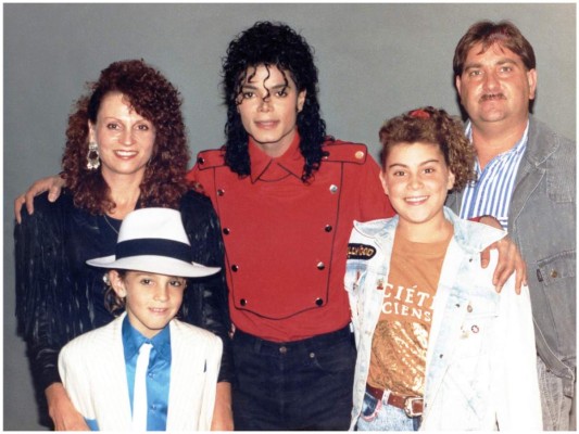 Cuando Robson y Safechuck eran unos niños, idolatraban a Jackson, Wade ganó en Australia un concurso de baile en el que imitó al artista esto le otorgó a su familia la oportunidad de conocer al Rey del Pop.