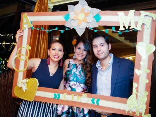 Fiesta catracha para Angelo Casco y María Fernanda Welchez