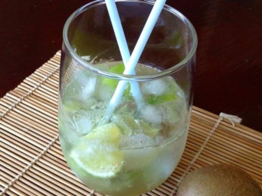 Jugo de kiwi y limón<br/>Las frutas de este jugo cuentan con una elevada cantidad de vitamina C y E, además de sus notables propiedades digestivas, diuréticas y antioxidantes. <br/>