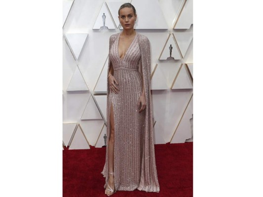 Brie Larson en un diseño rose gold by Hedi Slimane, adornado con 13,000 Swarovski crystals