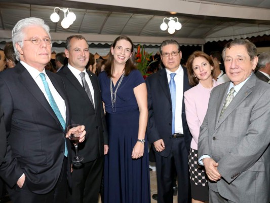 Recepción para despedir al embajador James Nealon