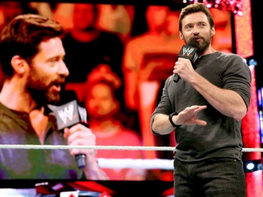 6. Hugh es un gran fan de la lucha libre profesional. Incluso ha llegado a ir a la WWE RAW en varias ocasiones.