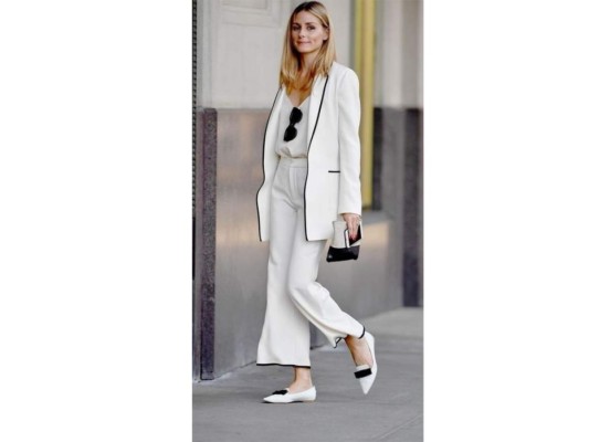 Blazer: casi todos tenemos un blazer blanco en nuestro armario. Puedes combinarlo de diversas formas, ya sea con jeans o pantalones formarles. te recomendamos que lo utilices en un total look para darle un toque de traje sastre bien estilizado.