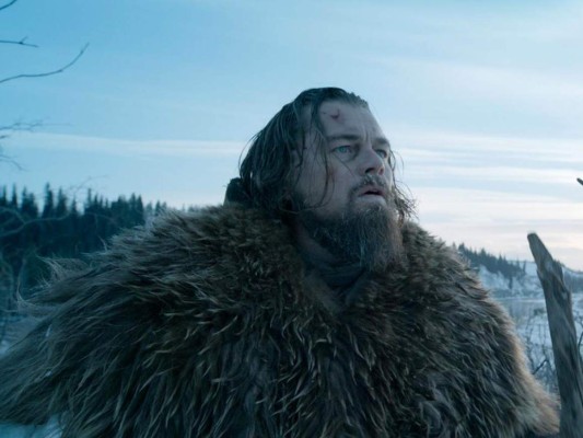 Hugh Glass, El Renacido (2015). La apasionante e intensa película de Alejandro González Iñárritu nos revela a un Leonardo DiCaprio impresionante, con una interpretación visceral y descarnada que nos hace vivir en carne propia el calvario de su personaje. Gracias a este papel, se le fue otorgado el Óscar a Mejor Actor en 2016.