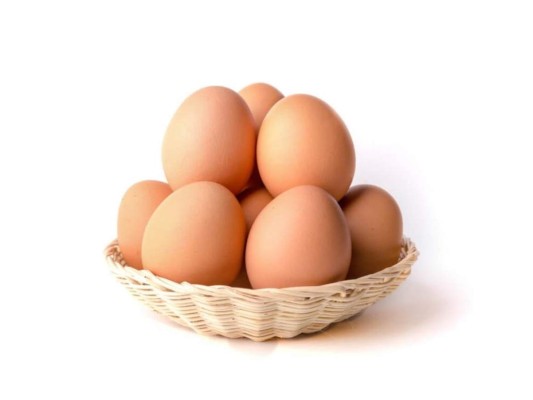 Huevos<br/>Ofrecen en la clara 100% proteínas, mientras que en la yema encontramos proteínas y grasas de calidad para el organismo entre los que destacan ácidos grasos. También son fuente de vitaminas del grupo B entre las que se encuentra el ácido fólico.<br/>