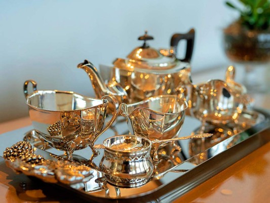 Servicio de té en plata en la mesa de postres