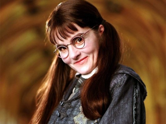 Myrtle la llorona<br/><br/>Todos recordamos aquella niña fantasma que vivía en los baños de Hogwarts y que apareció por primera vez en ''Harry Potter y La Cámara Secreta'', resulta que Shirley Henderson, la actriz que interpretó a Myrtle, tenía 37 años cuando le dio vida al personaje, pero gracias a su tono de voz y la increíble edición nadie se dio cuenta de esto.<br/>