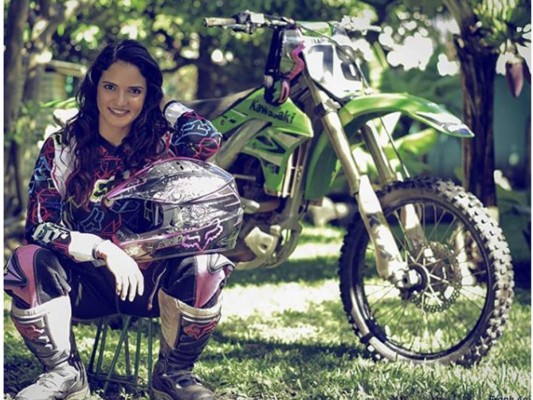 Sara Handal. La talentosa joven, que es pionera en practicar a nivel femenino el Motocross, en el país, es un orgullo para todos al haber participado, por tercer año en el Campeonato Local de Motocross en Doha Qatar, un torneo que por tradición ha sido exclusivo para hombres, convirtiéndose en la primer mujer en ser parte del mismo. Después participó en Chile en la Carrera Latinoamericana de Motocross en categoría femenina. En el 2018 planea participar en la categoría de 250 CC que es solo para el género masculino, con el objetivo de abrirse puertas en el deporte