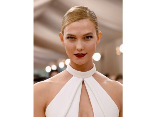 Karlie Kloss. El versátil vestido creado a su medida por Brandon Maxwell no fue el único hit de la top, quien complementó su look con un slicked back updo y maquillaje a cargo de L’Oréal Paris en el que destacaban sus labios en bold red.