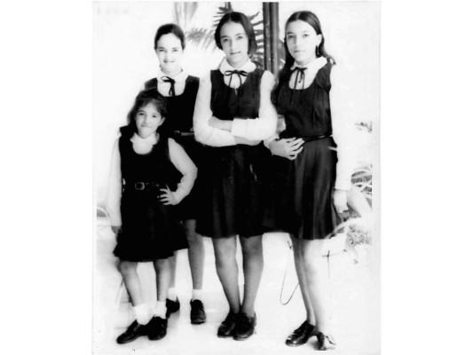 Leslie, Ana, Olga y Xiomara Castro vestidas con el uniforme escolar