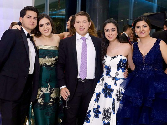 Glamour en la gala de la Escuela Internacional Sampedrana