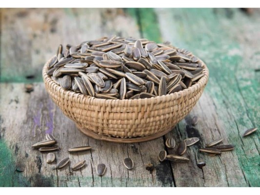 4. Semillas de girasol<br/>Las semillas de girasol son un producto versátil para su consumo y su uso, también son un alimento rico en vitaminas, proteínas, minerales y demás nutrientes. Por lo que su consumo puede proporcionarle al organismo muchos beneficios que lo ayudarán a mantener una salud en óptimas condiciones.