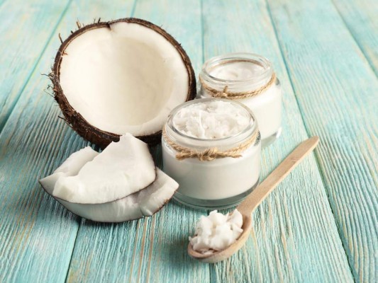 Hidrata tu cabello con aceite de coco. Aplícalo en las puntas. Si solo utilizas un poco puedes dejarlo puesto pero si prefieres usarlo como tratamiento utiliza unas cuantas cucharadas y aplícalo en todo tu cabello, déjalo reposar por 20 minutos antes de lavar tu cabello.