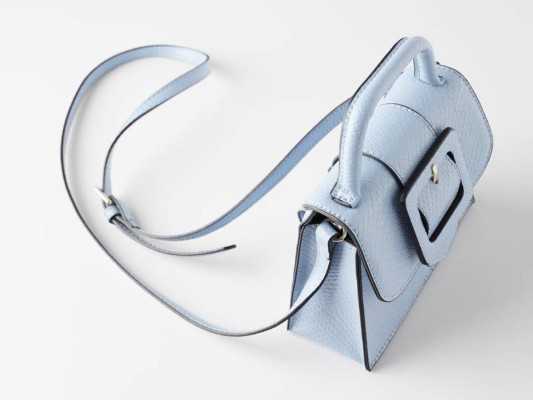 Bandolera azul multiposición. Exterior en relieve animal con ribetes en contraste by Zara