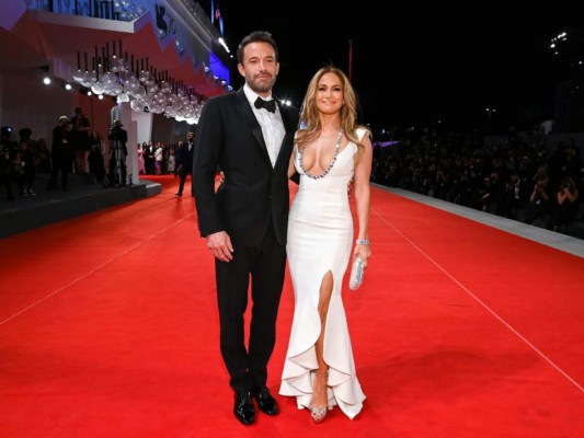 Jennifer López y Ben Affleck debutan en alfombra roja de Venecia
