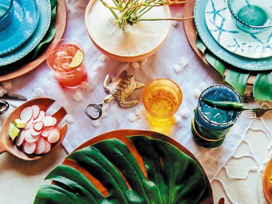 Inspírate en la naturaleza Al momento de decorar, la paleta de colores y texturas proviene de una sola fuente de inspiración: la naturaleza. Aprovecha todos los recursos a tu alrededor y no te limites únicamente a las flores. Las mesas se pueden transforman con hojas, ramas, frutas, fibras naturales, conchas marinas, piedras, plantas, no hay limitaciones para lograr un buen setting.