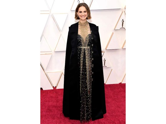 Natalie Portman de la firma Dior, en su capa con un mensaje feminista con los nombres de todas las directoras que no han sido nominadas este año.