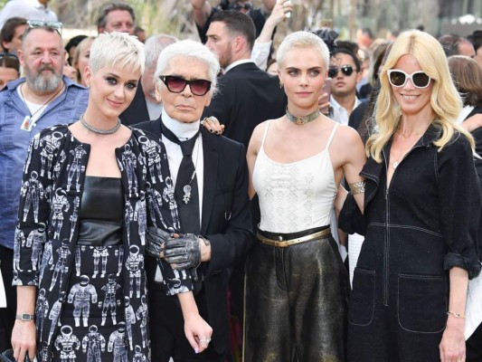 Karl Lagerfeld recibe medalla de Grand Vermeil en Paris