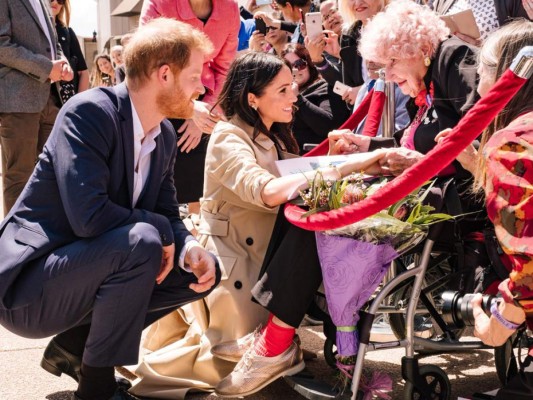 Meghan se reunió con una fanática real de 98 años Daphne Dunne, ella ha conocido a la familia real muchas veces e intentan verla cada vez que se encuentran en tour. Harry le presentó a su esposa muy alegre y ella le felicitó por su embarazo.