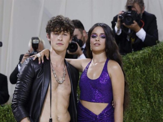 Camila Cabello y Shawn Mendes. A través de un mensaje en sus instastories los cantantes anunciaron el 17 de noviembre a sus seguidores que finalizaron su relación, pero que mantendrán una buena amistad.