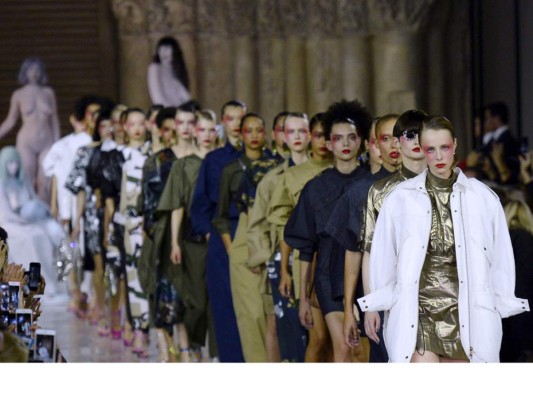 Una colección con inspiración militar entre camel y verde olivo presentó Kenzo durante la Semana de la Moda en París