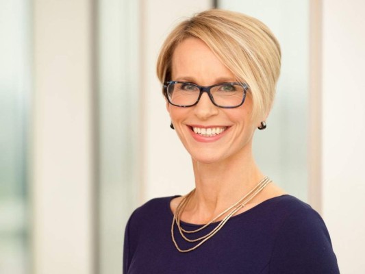 12. Emma Walmsley<br/>Walmsley se convirtió en directora ejecutiva de GlaxoSmithKline en abril de 2017, convirtiéndola en la primera mujer en dirigir una importante empresa farmacéutica.
