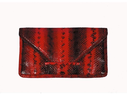 Un básico, Small envelope en piel de serpiente en rojo