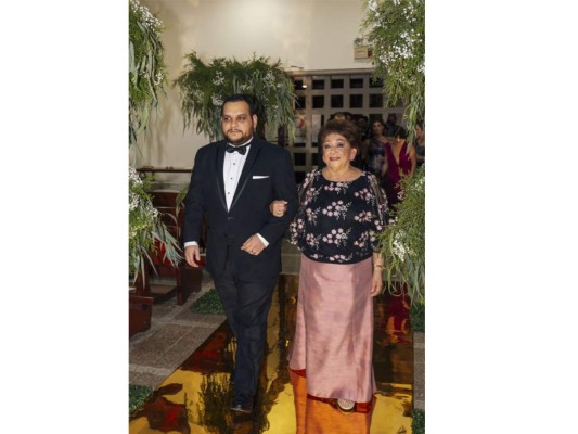 Jesús Ricardo y la abuela Hilda Bendeck.