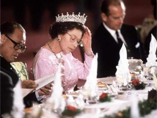 3. Dieta saludable. De acuerdo con McGrady chef de la monarca, Isabel II se preocupa por su figura y prefiere platos sencillos, como pollo con ensalada evitando el almidón, ni patatas, ni arroz, ni pasta para cenar.