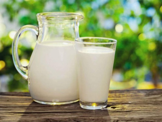 Leche: la leche fría sirve para reducir la inflamación y el enrojecimiento de la piel, lo único que debes hacer es usar leche recién sacada de la nevera y aplicar sobre la zona afectada. Puedes hacer lo mismo con yogur griego o natural.