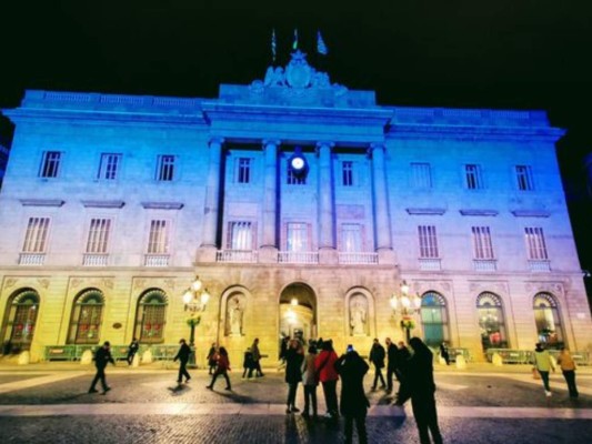 Monumentos de todo el mundo se visten de los colores de Ucrania