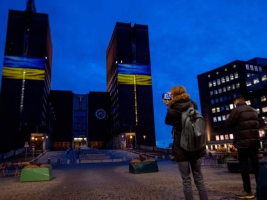 Monumentos de todo el mundo se visten de los colores de Ucrania