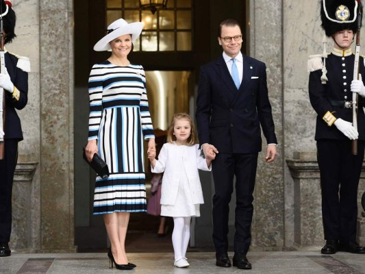 La princesa Victoria, heredera al trono, junto a su esposo Daniel y su hija la princesa Estelle