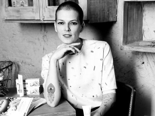 Bimba Bosé a sus 41 años perdió la batalla contra el cáncer de mama, un tumor en el pecho izquierdo le obligó a pasar por el quirófano. La propia actriz había admitido que tenía los 'huesos destrozados'.