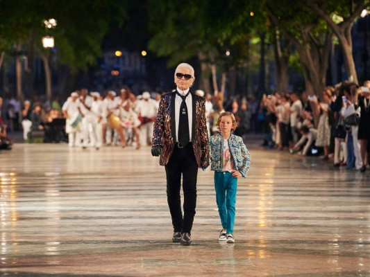 Karl Lagerfeld al final de la pasarela junto a su ahijado, el modelo Hudson Kroenig. Foto de Olivier Saillant concedida para Estilo Honduras por Chanel