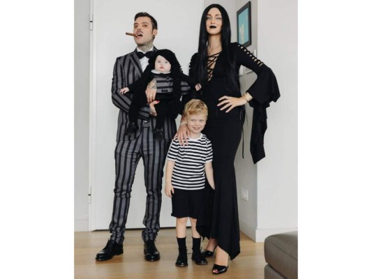 Chiara Ferragni y su familia como los Locos Addams.