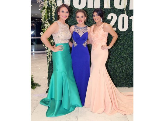Elegante fiesta del Instituto Bilingüe Valle de Sula