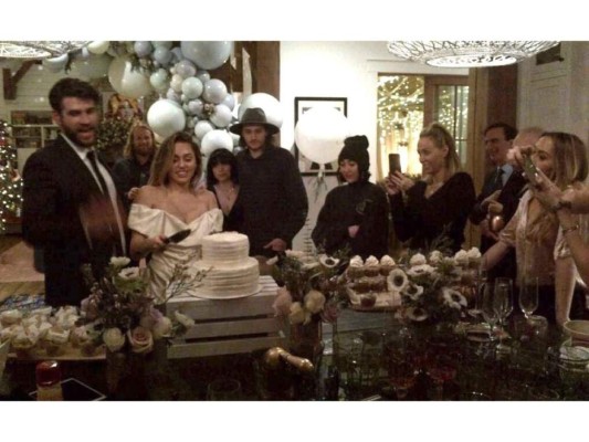 10. Miley Cyrus y Liam Hemsworth<br/>Con un vestido blanco y muchos globos, la pareja celebró en Australia junto a los familiares de ambos.<br/>